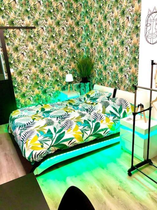 Le Led Room,centre Place De Parking Gratuite * Sens